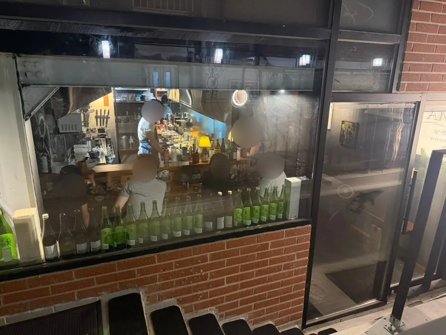 지하로 내려가는 코마 연남 계단 입구