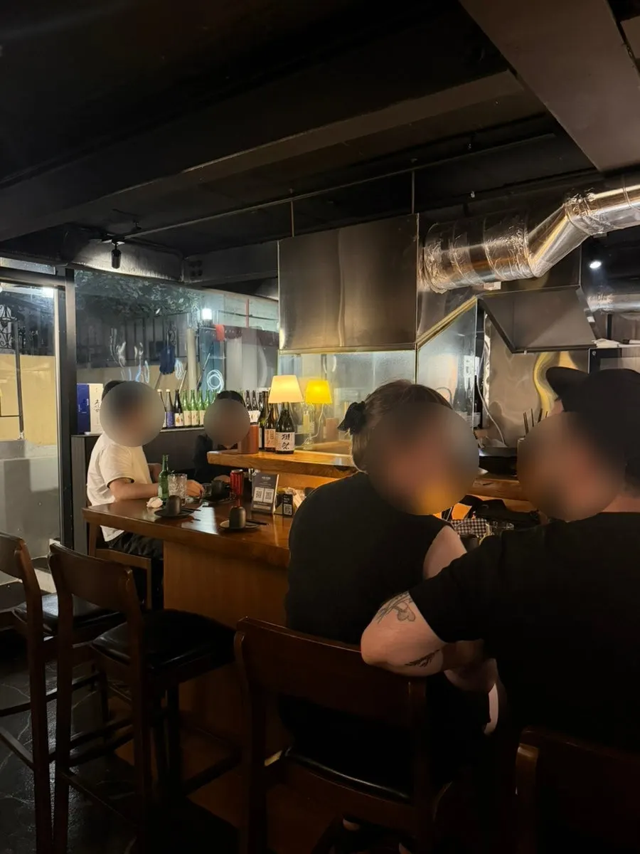 코마 연남 지하 1층 입구 내려가는 길