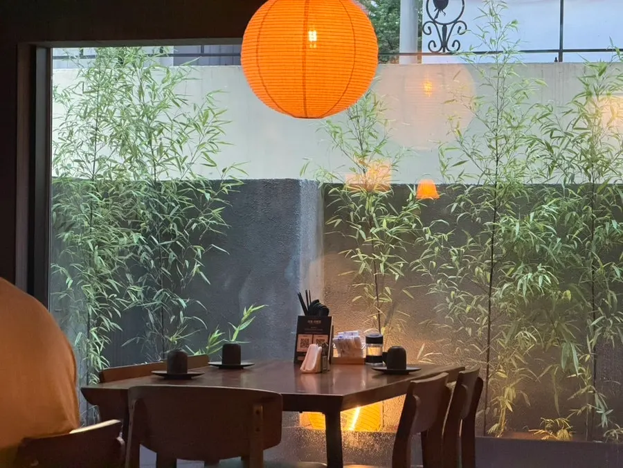 코마 연남 안쪽 테이블석 내부 분위기