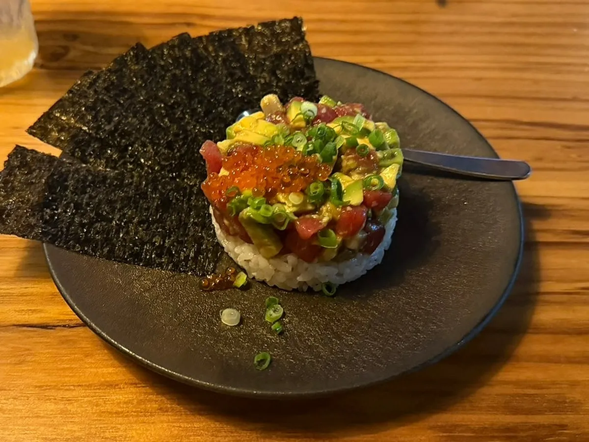 이꾸라를 올린 코마 연남 마구로 아보카도 타르트