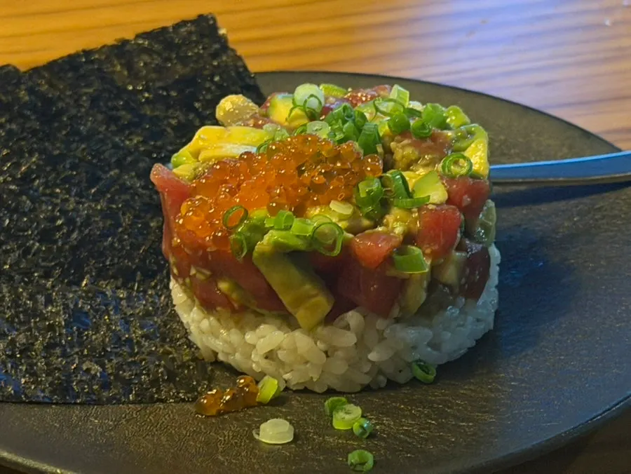 김과 함께 차려진 마구로 아보카도 타르트 한 상