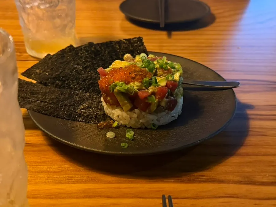 아래에 밥이 깔린 마구로 아보카도 타르타르 단면