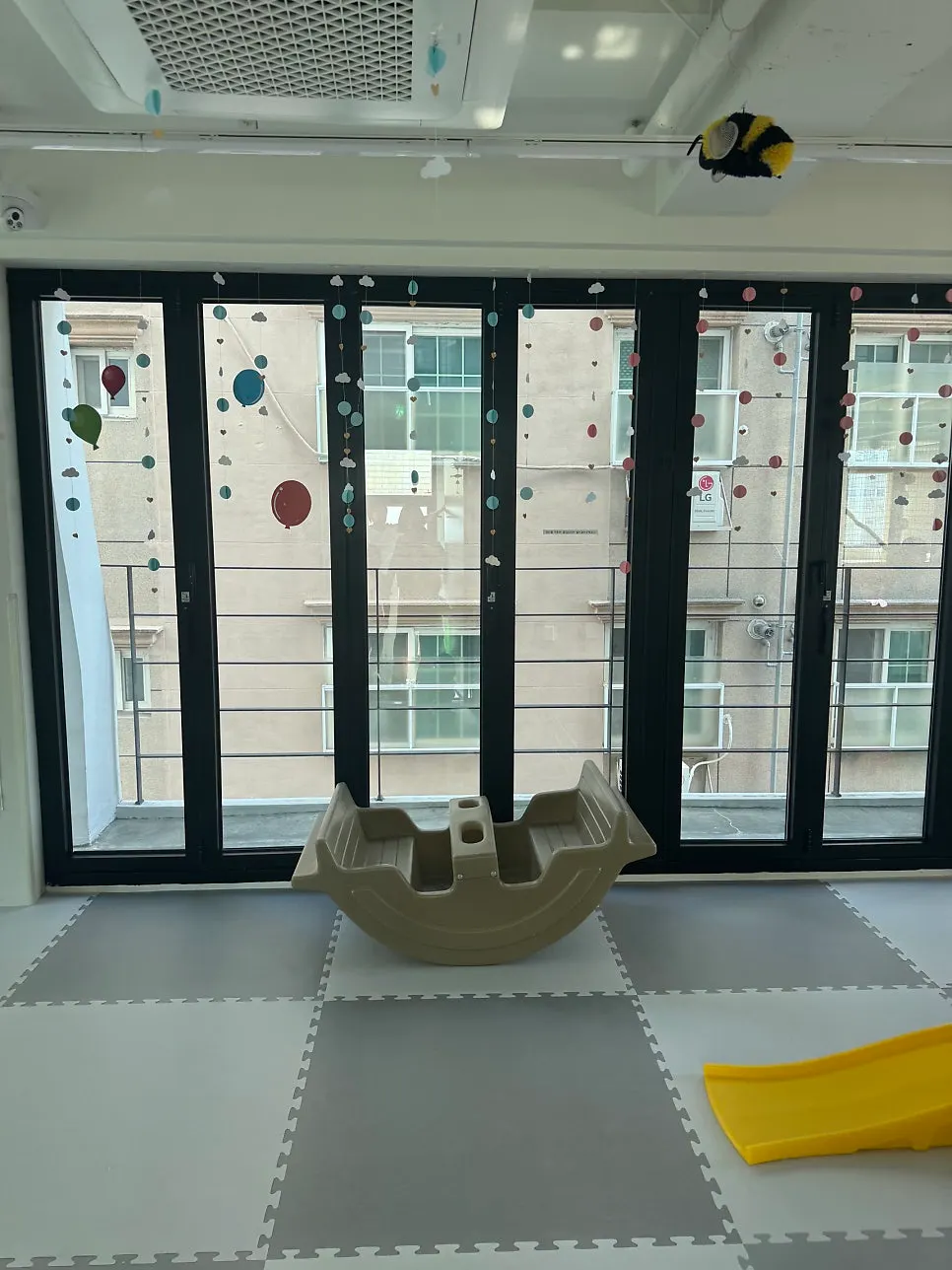 Entrance and usage notices at the unmanned kids café