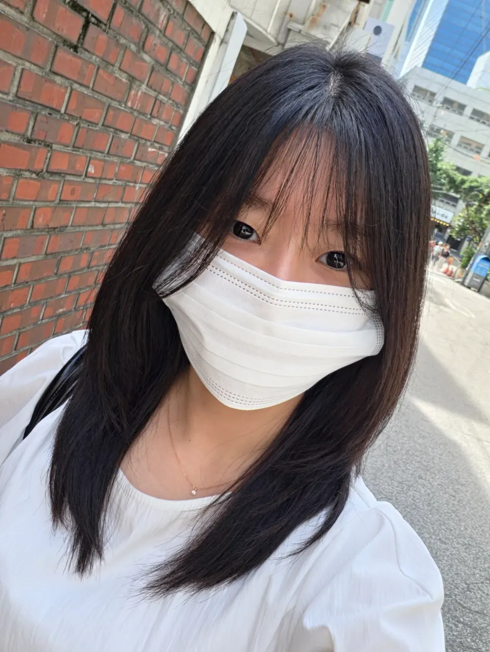 스킨케어만 한 맨얼굴로 샵에 도착한 모습