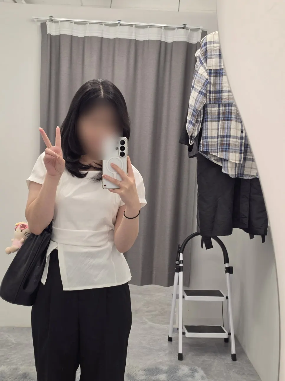 피팅룸에서 찍은 헤어메이크업 완성 컷