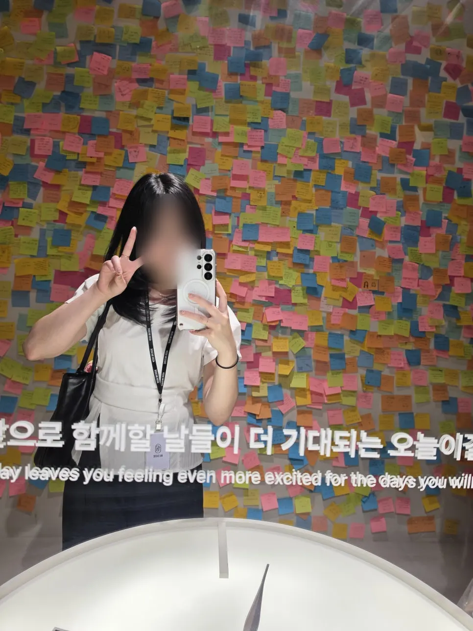 헤어와 메이크업이 정돈된 기념일 데이트룩
