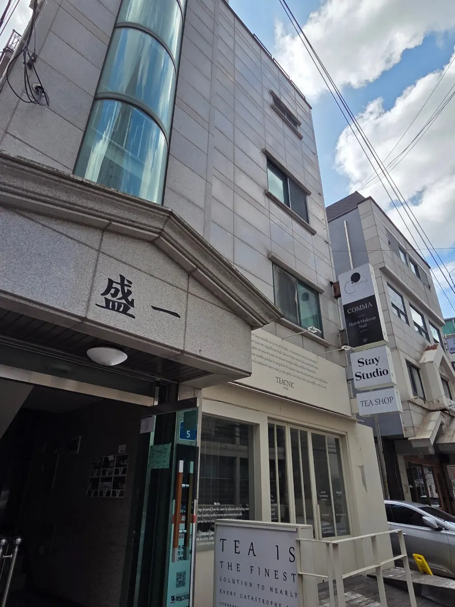 Route from Hongik University Station to Comma Hair & Makeup