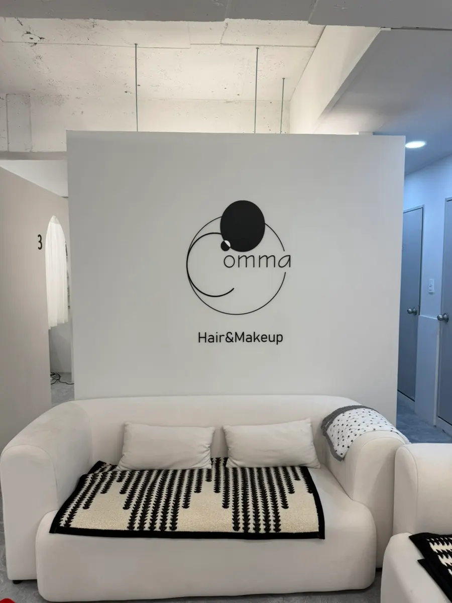 อินทีเรียร์ของร้าน Comma Hair & Makeup