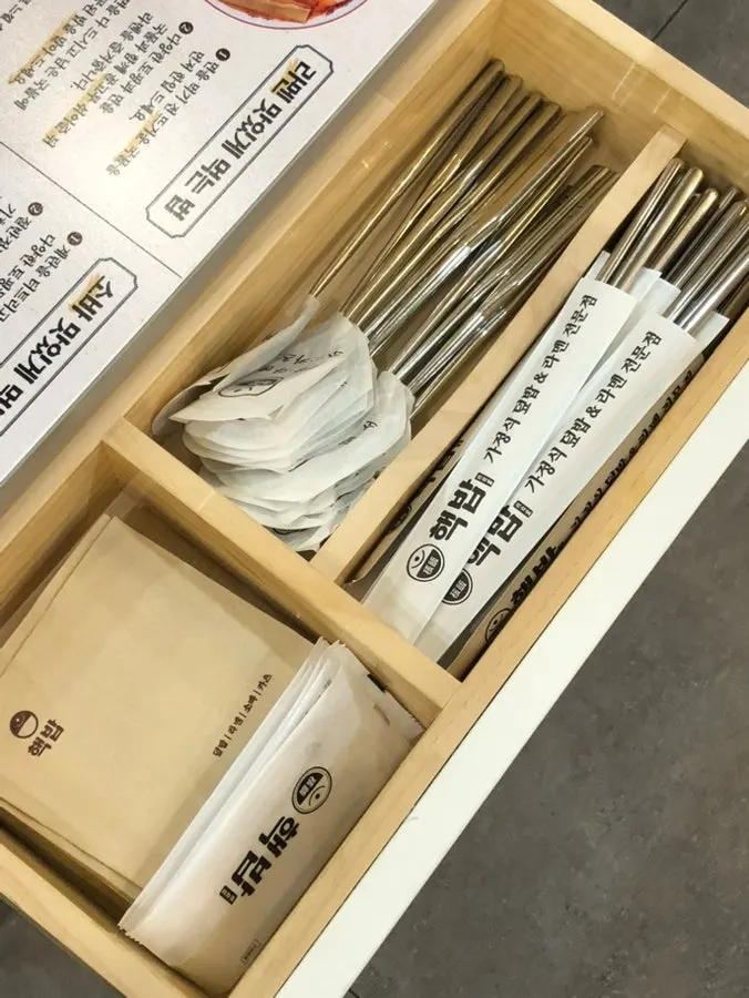 넓고 쾌적한 매장 좌석