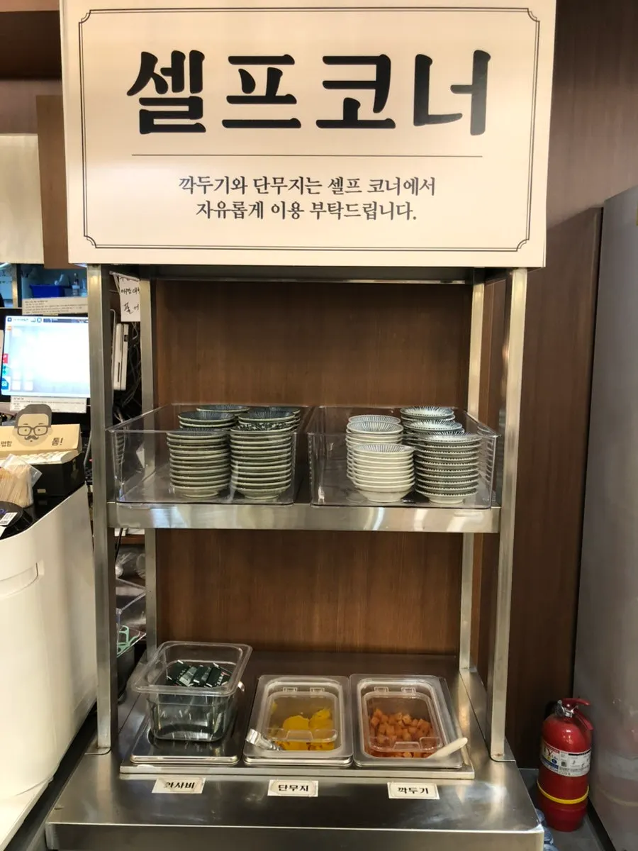 테이블 서랍 속 식기와 티슈