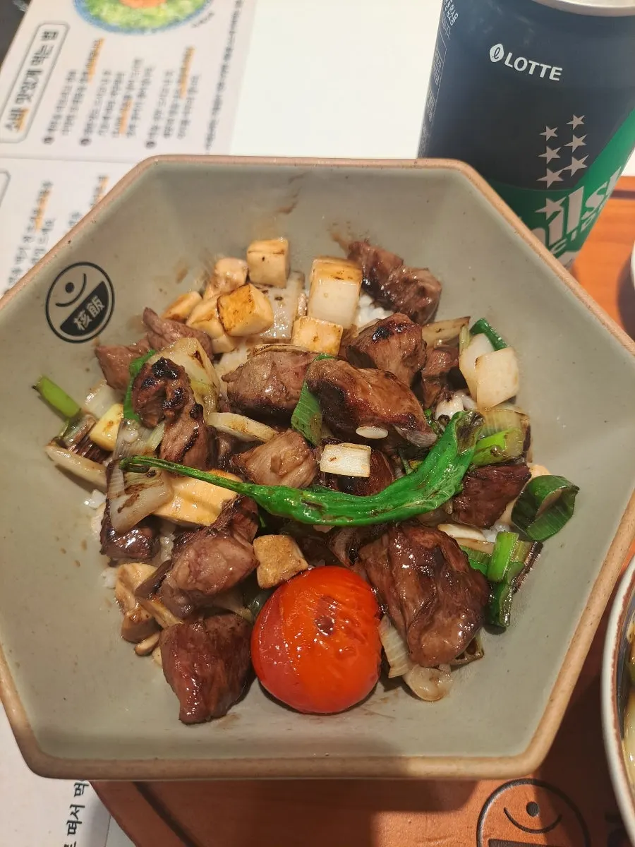 キューブステーキ定食の盛り付け
