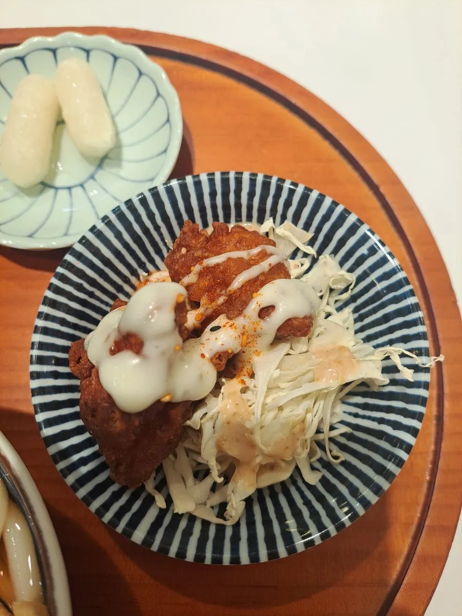 デザートに出てきた餅の天ぷらとソース