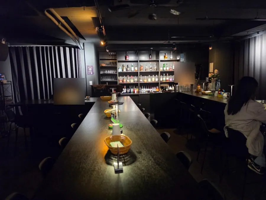 Seating and lighting inside Uu
