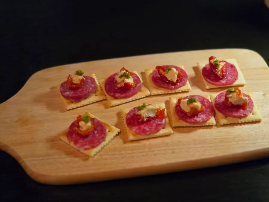 A plate of the pizza-style pinape snack