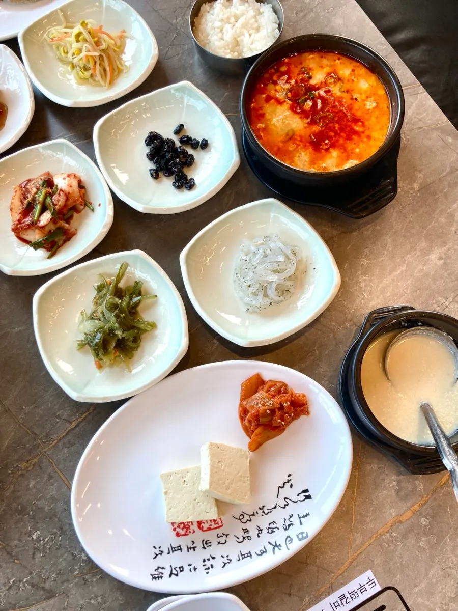 주문한 순두부 두 그릇과 반찬 상차림