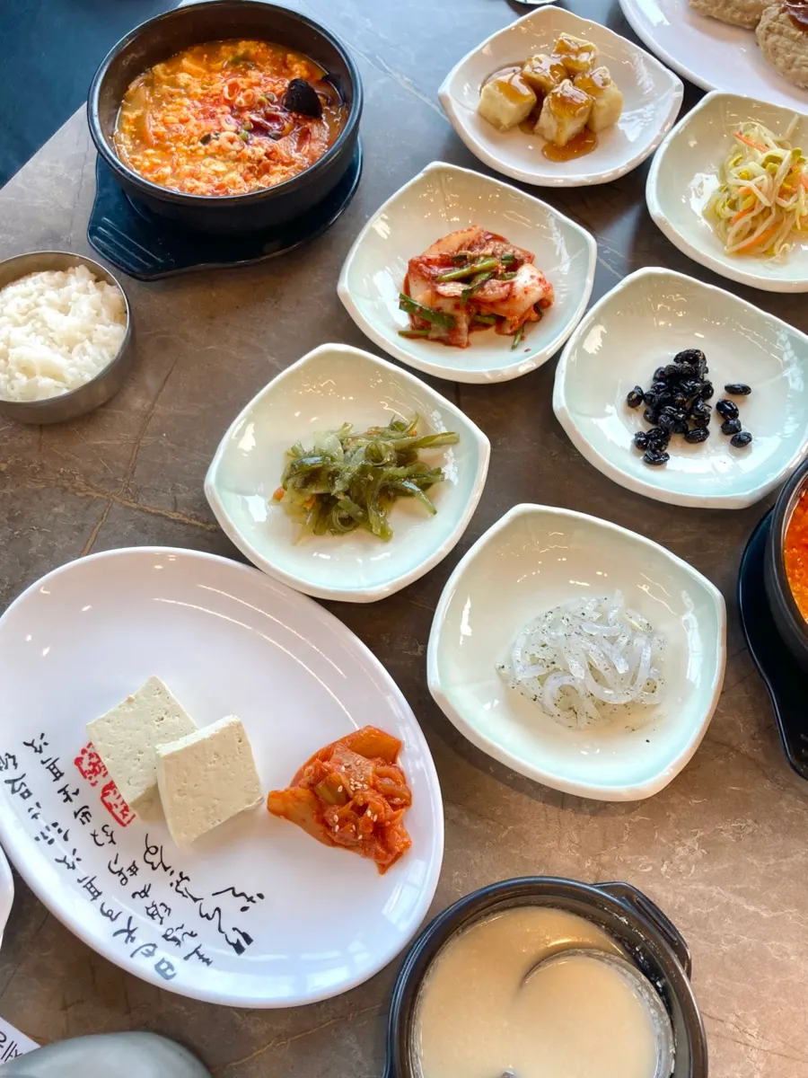 부드러운 식감의 두부떡갈비 접시