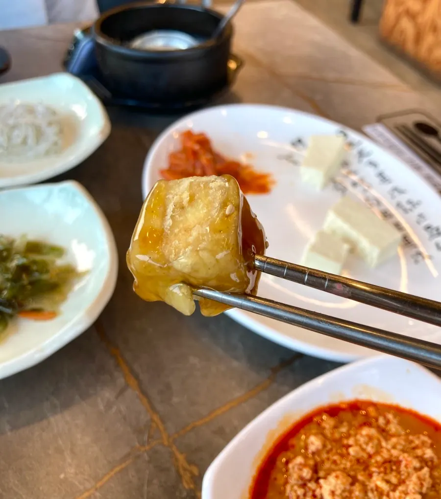 콩밭뜰 속초점 다양한 반찬 구성