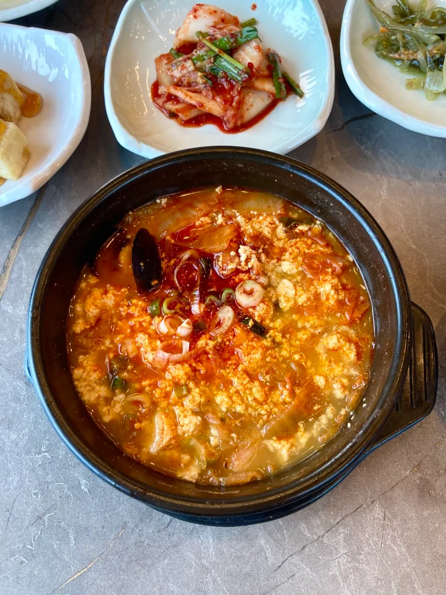 두부김치와 두부강정을 곁들인 상차림