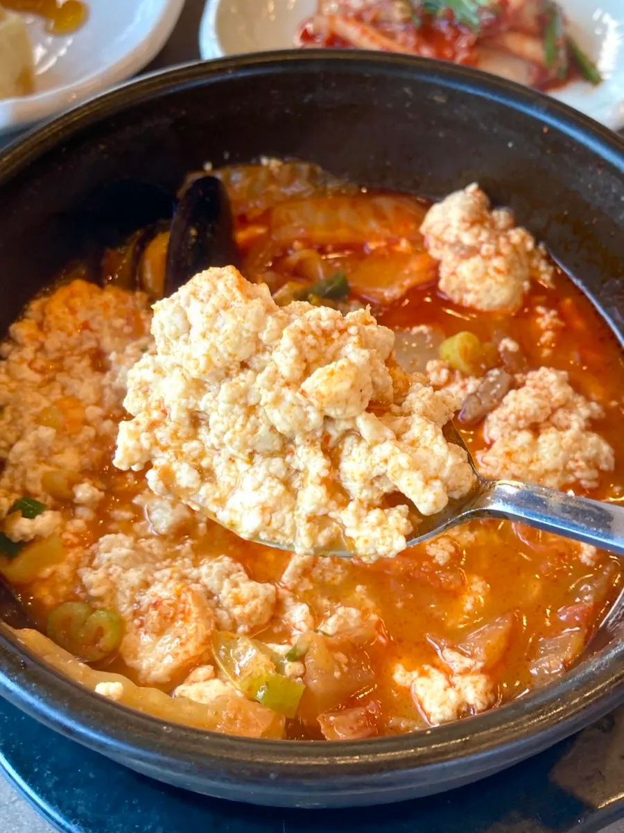 뚝배기에 끓고 있는 짬뽕순두부
