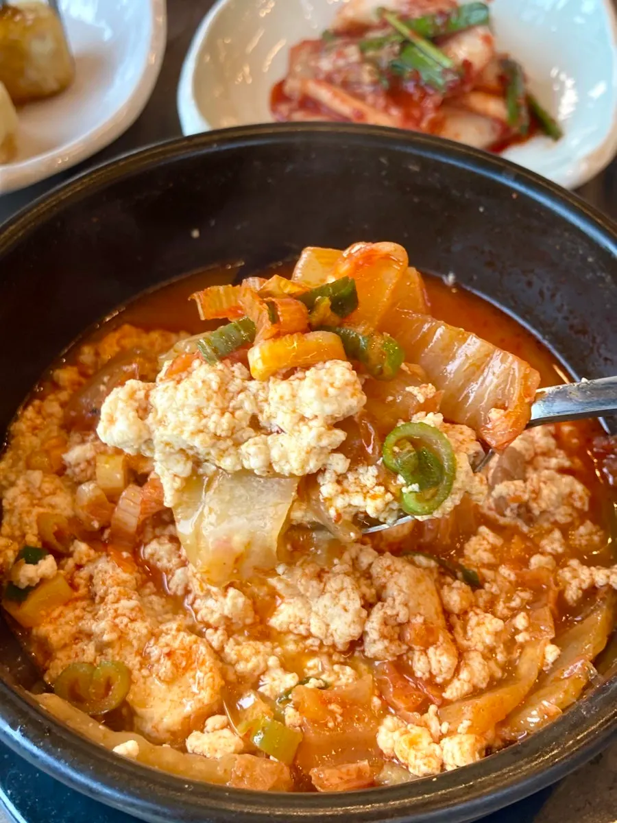 얼큰한 짬뽕순두부 국물과 해물
