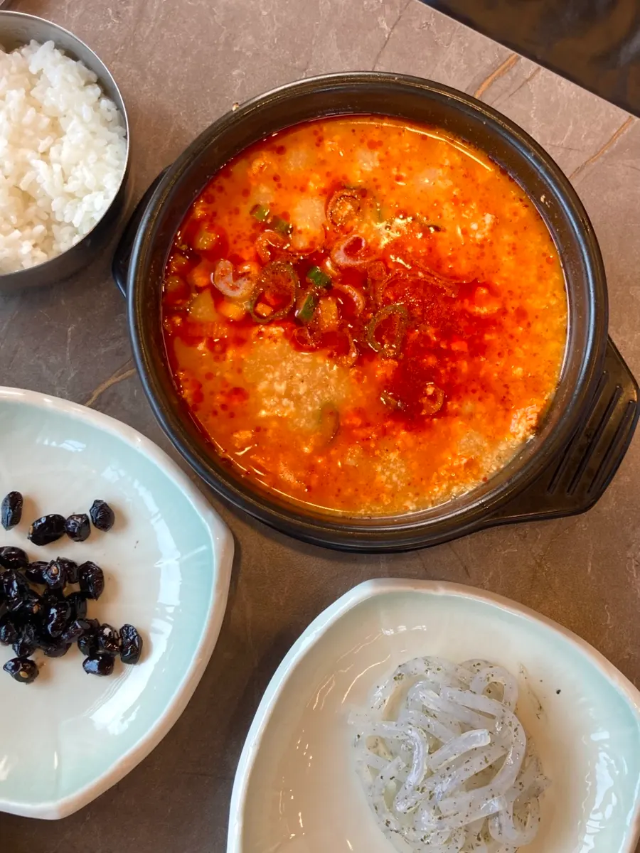 숟가락으로 떠올린 몽글몽글한 순두부