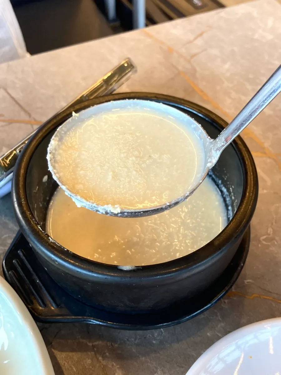 해물순두부 국물과 순두부 한 숟갈