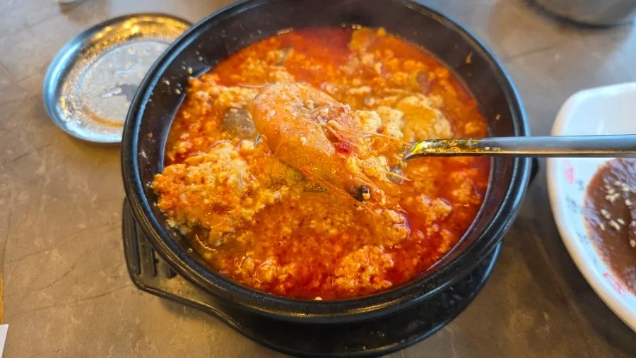 새우와 굴이 들어간 해물순두부 국물