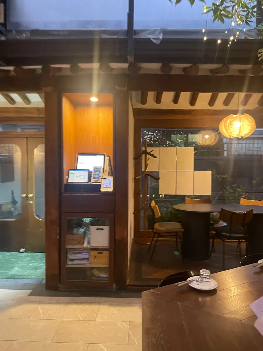 콩카세 안국 출입구 주변 모습