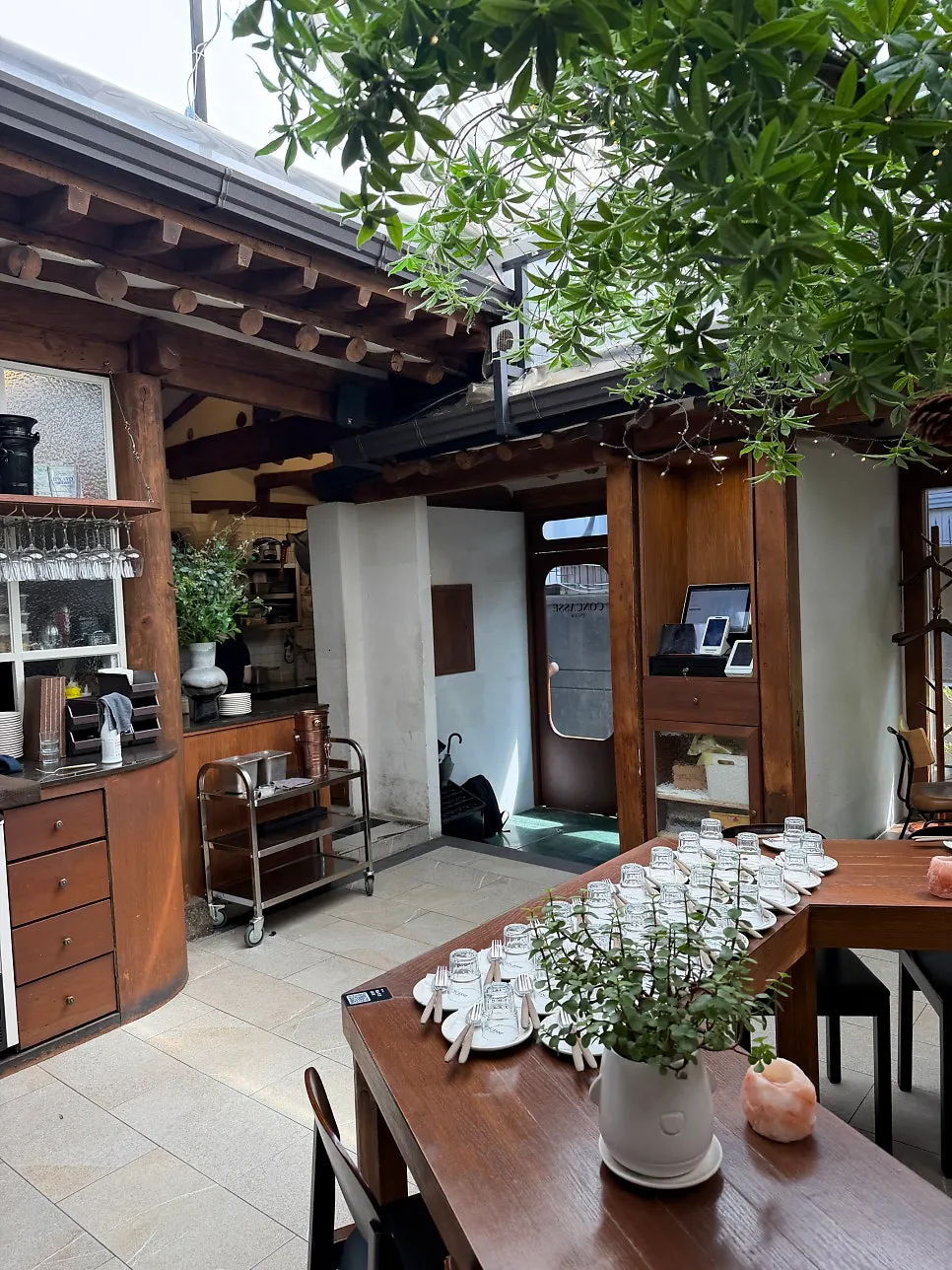 Seating with spacious table arrangement at Concasse Anguk