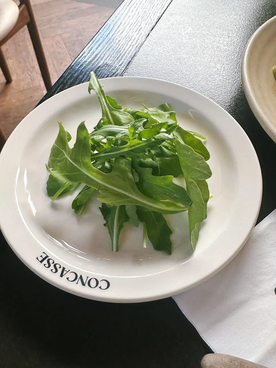 서비스로 받은 루꼴라 접시