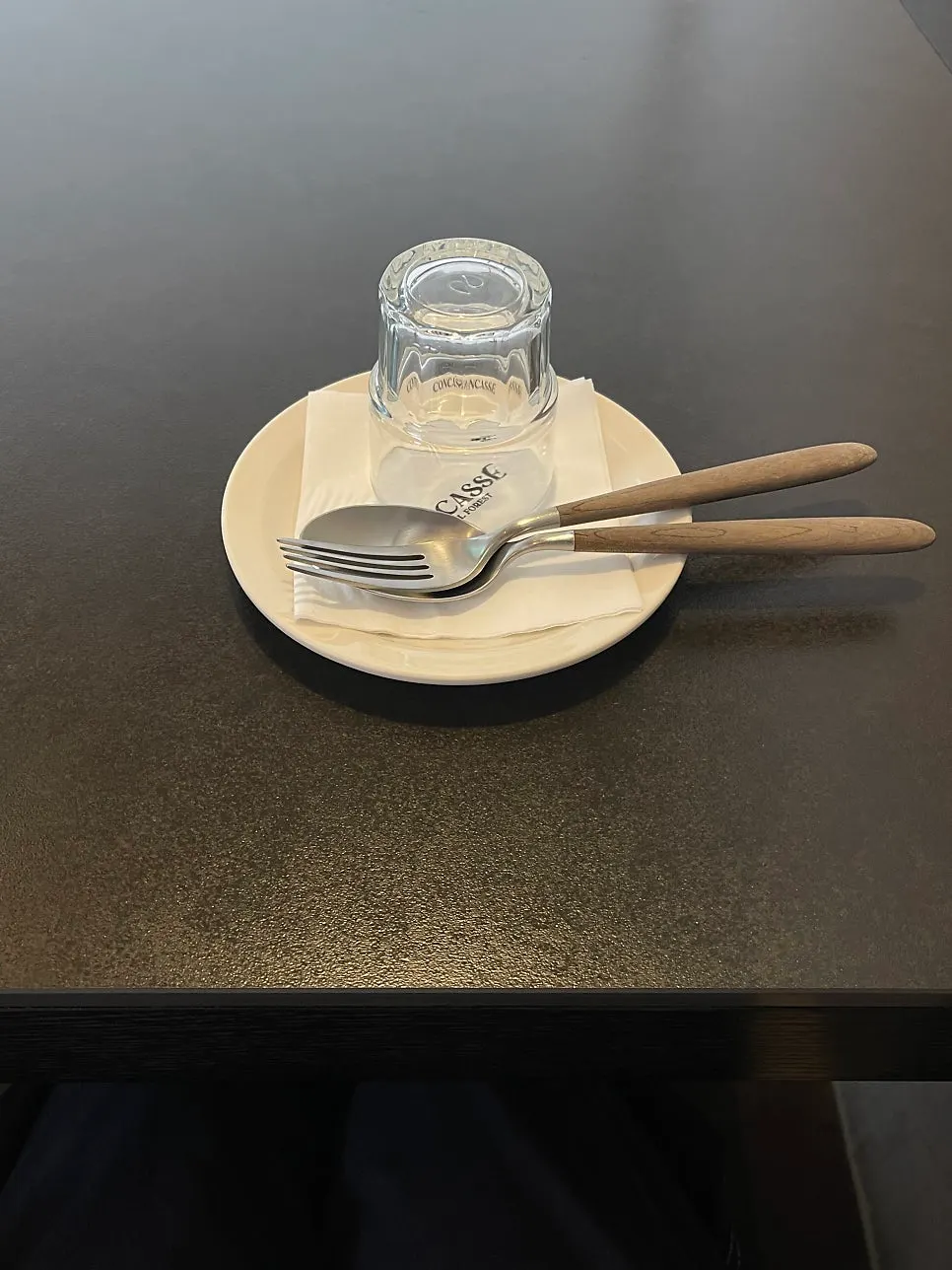 혼밥 자리에 세팅된 테이블