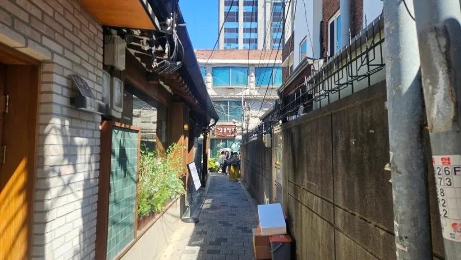 북촌로 한옥 스타일 외관의 콩카세 안국