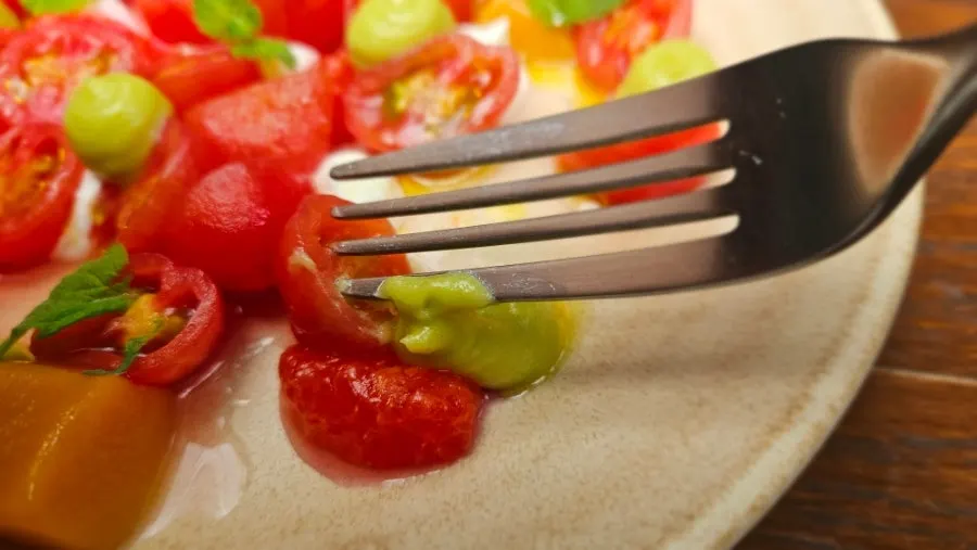 소스가 함께 담긴 토마토 샐러드