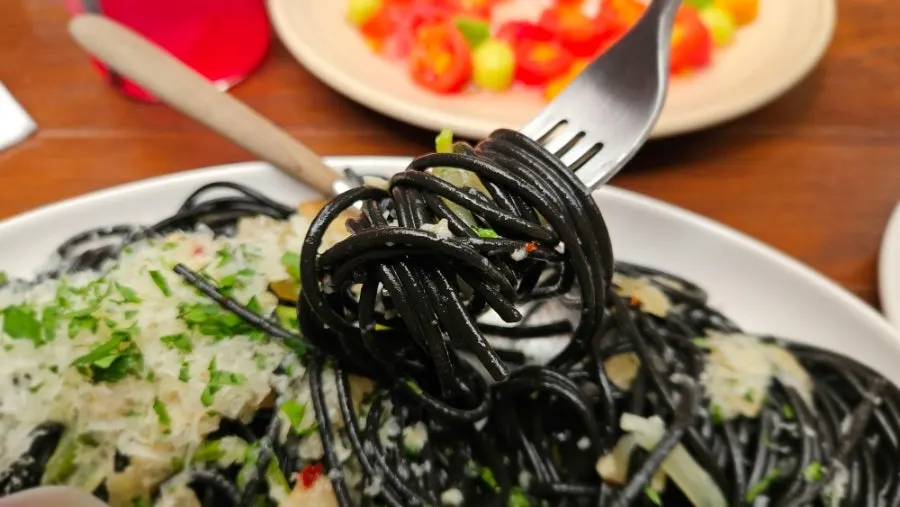 거친 텍스처의 생면 먹물 파스타
