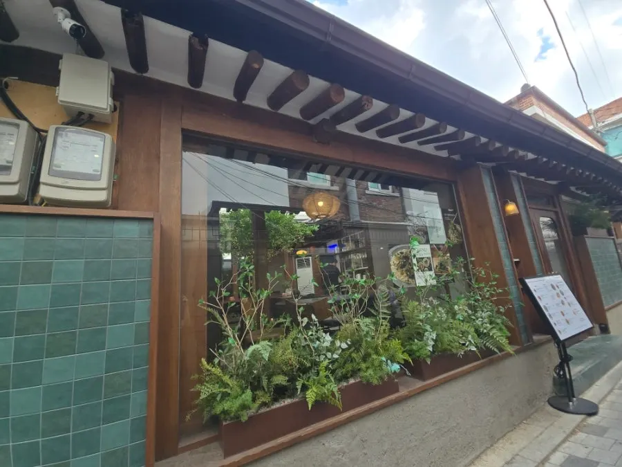 Exterior of Concasse Anguk on Bukchon-ro