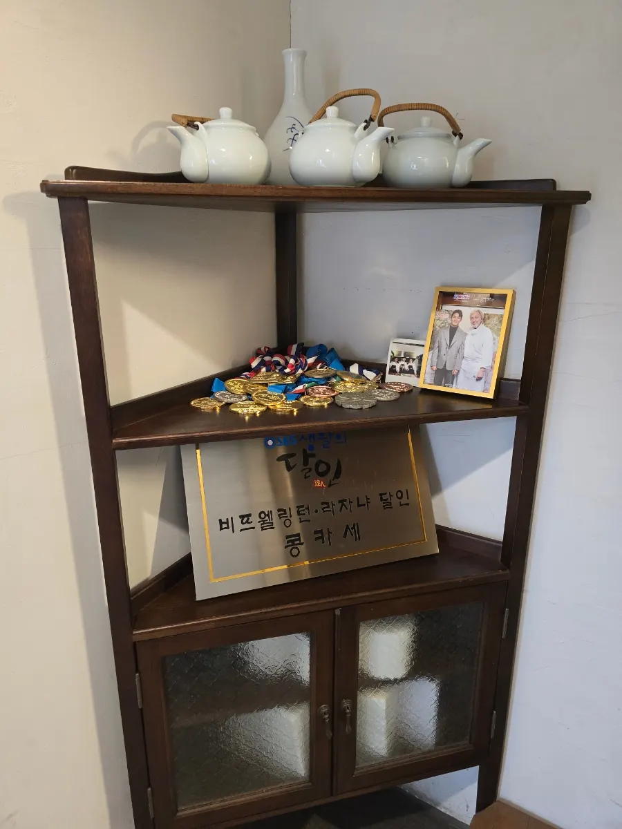 Vertical interior photo of Concasse Anguk
