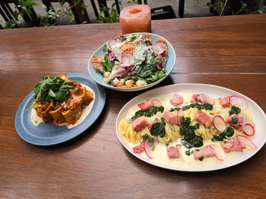 Table set with the ordered dishes