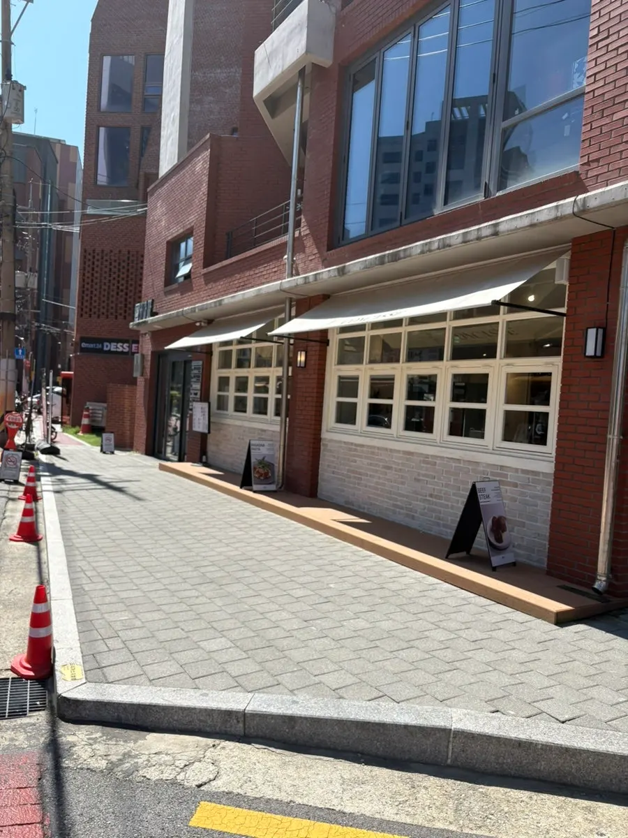 红砖外观的深山咖啡(콩카세)首尔林店建筑
