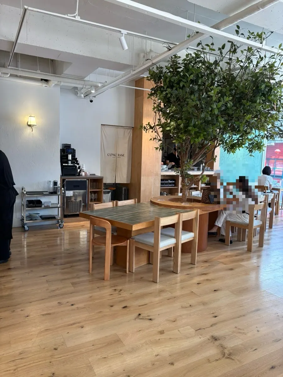 木色调装潢与绿色墙面的深山咖啡(콩카세)首尔林店内部