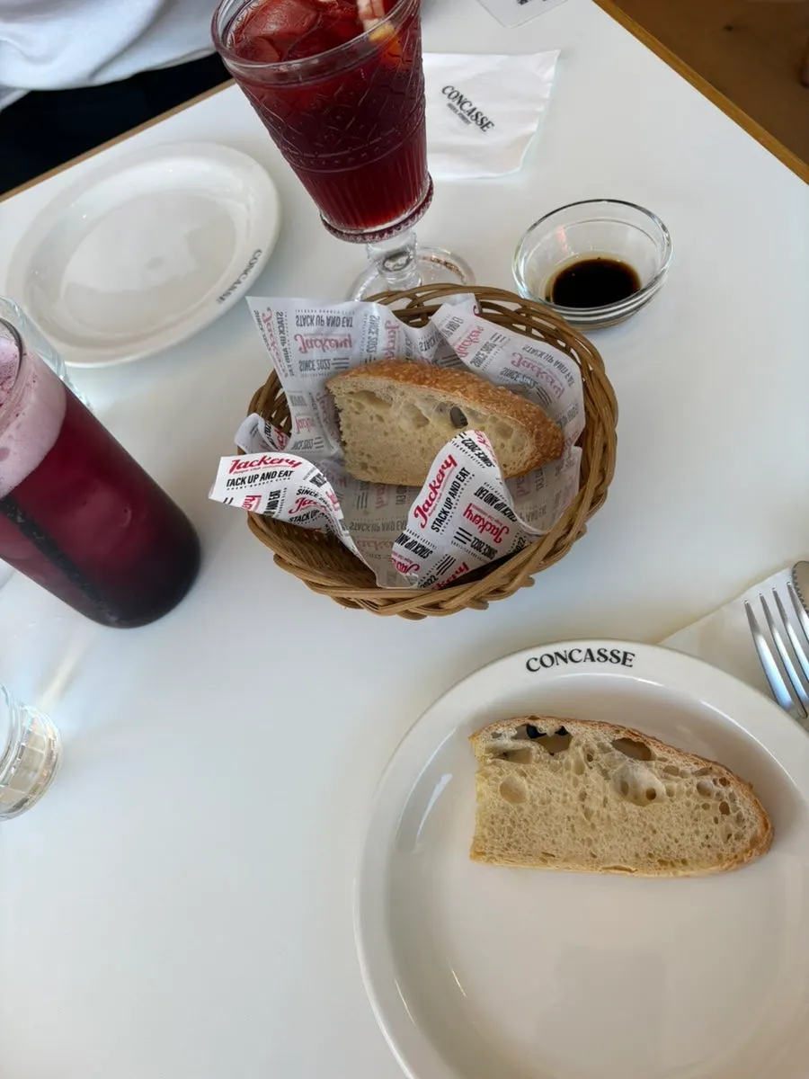 餐前面包与意大利黑醋橄榄酱