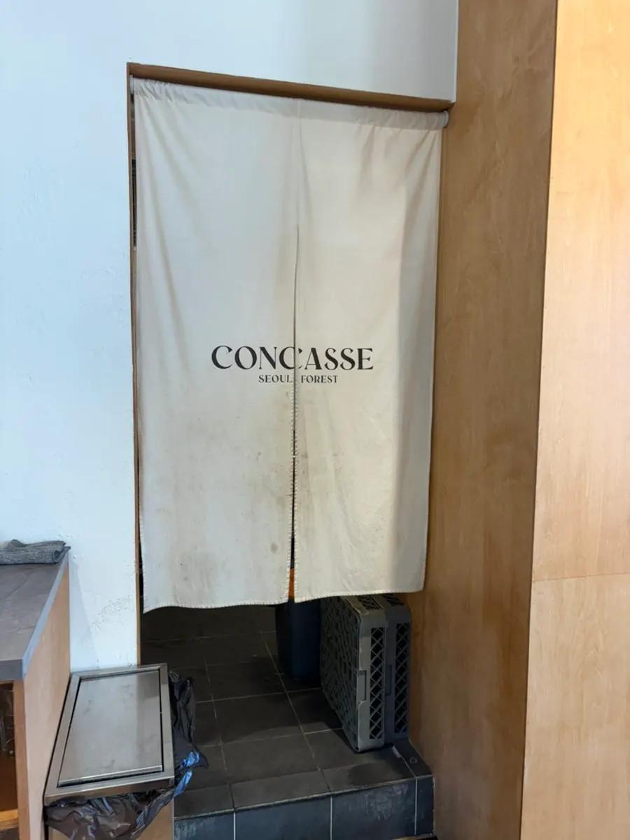 摆有土豆疙瘩和千层面的餐桌