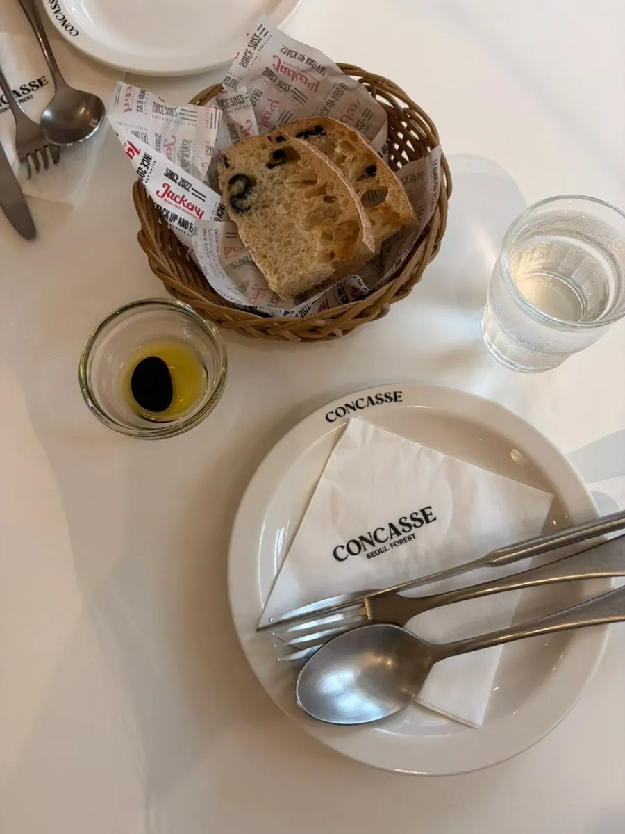 콩카세 성수 테이블에 차려진 음식