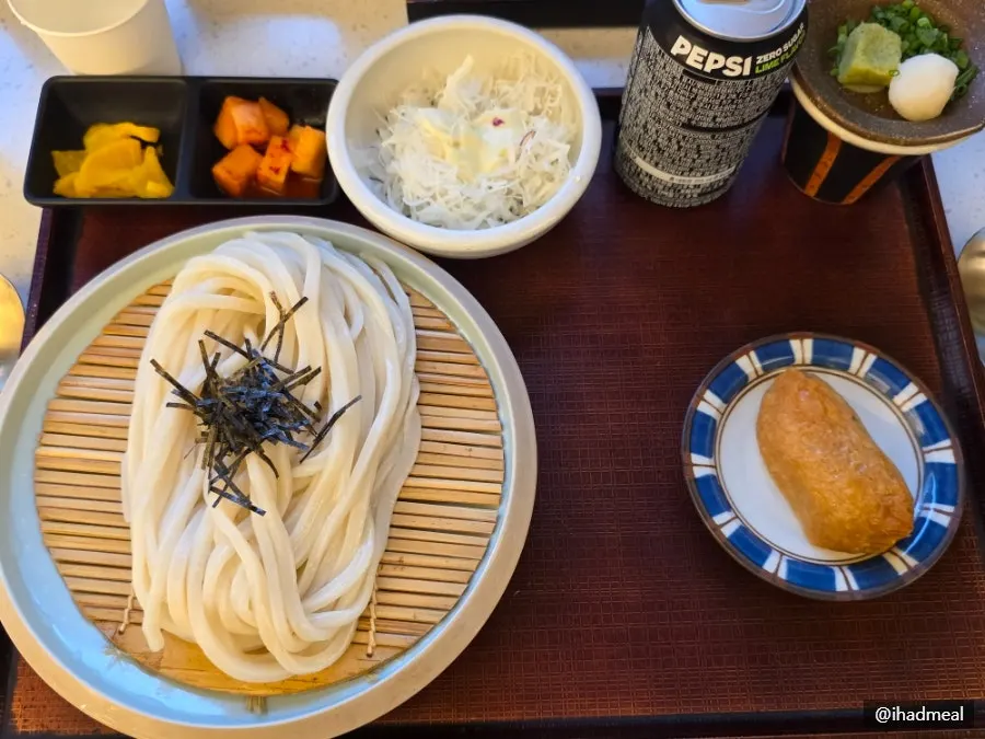 정갈하게 차려진 자루우동 식사