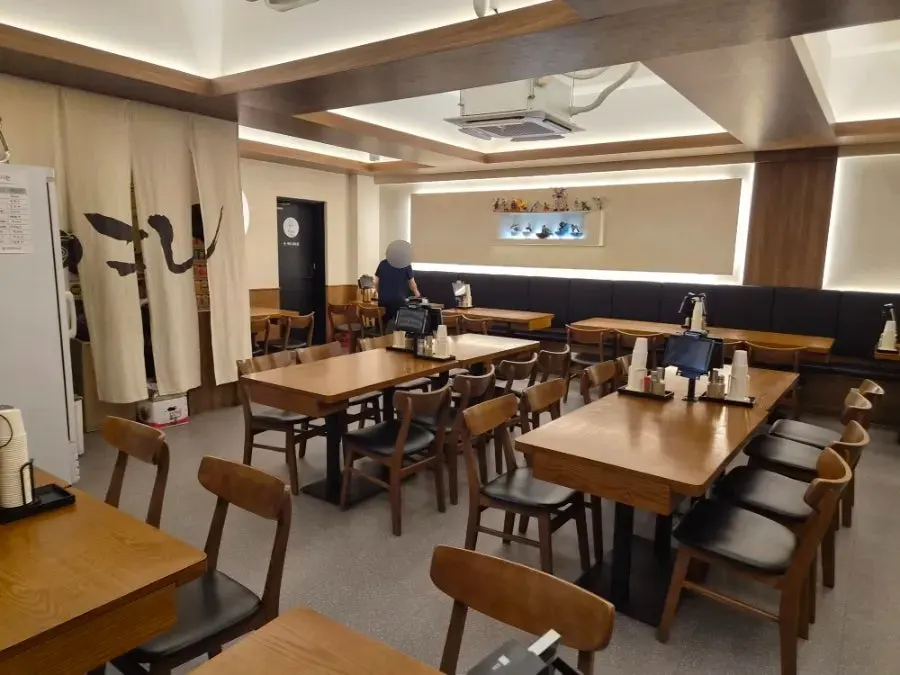 매장 입구 메뉴와 가격 안내