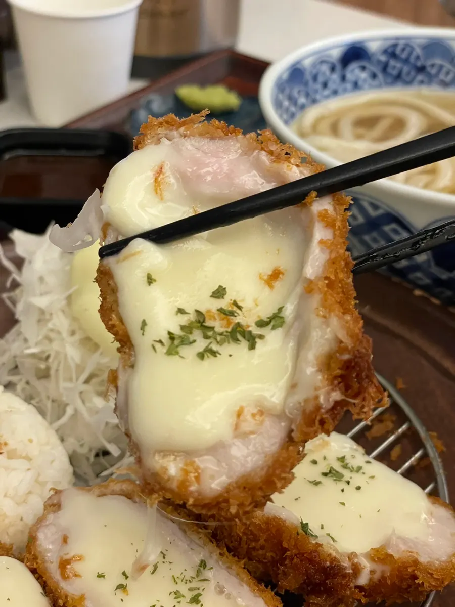 큼직한 치즈 돈카츠 네 조각
