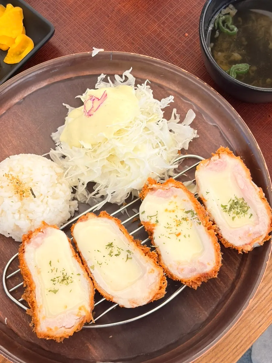 치즈가 흘러넘치는 치즈 돈카츠