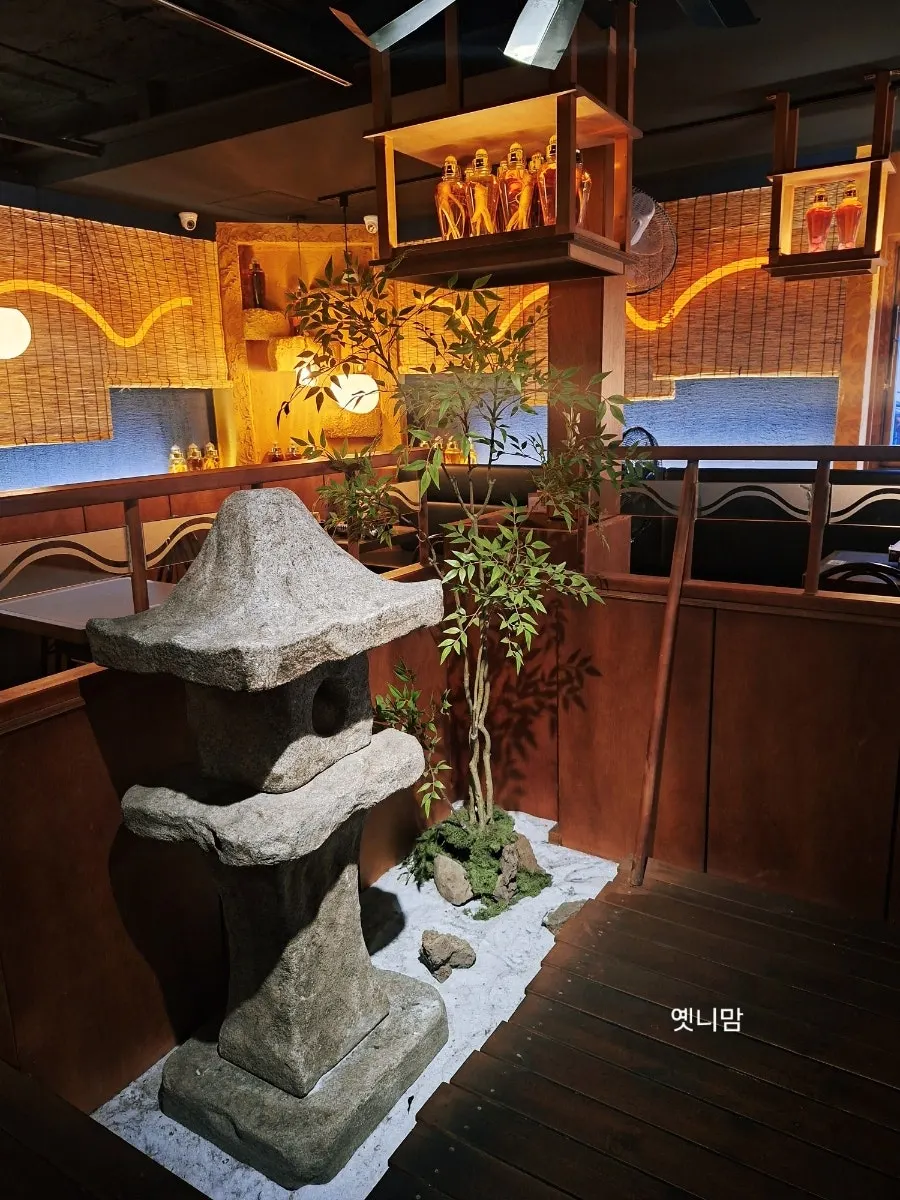 Spacious 2nd-floor seating area at Ari Valley Konkuk