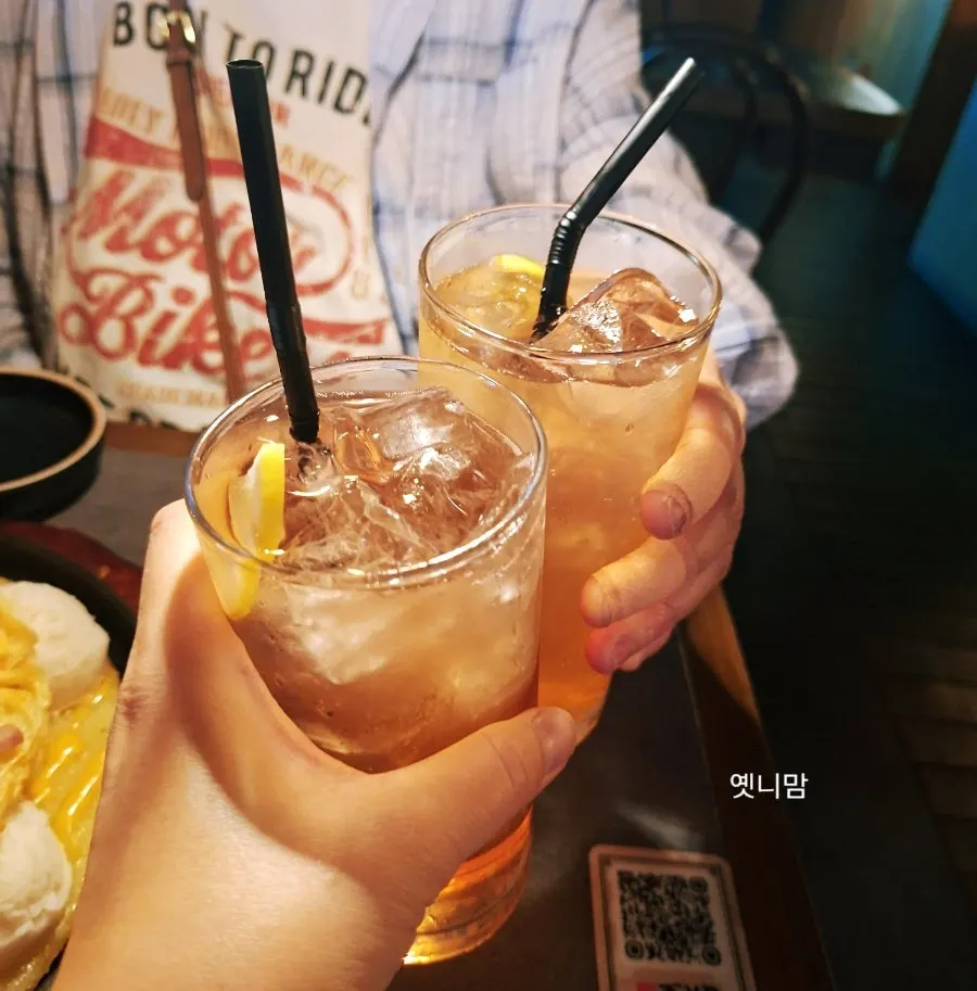 Toasting with omija highballs with a friend