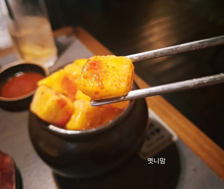 Close-up of mango topping on the kkakdugi bingsu