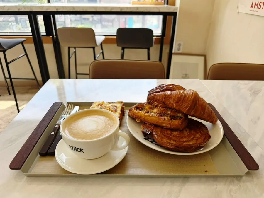 Vanilla latte with several kinds of bread